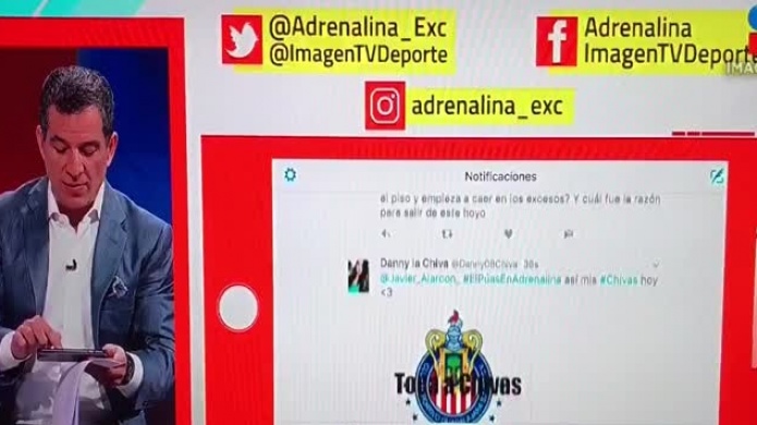 Video: Reportero transmitía en vivo cuando de su celular salió el "Negro de WhatsApp"