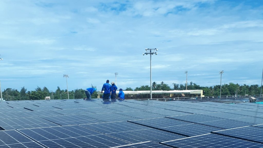  Hurtan placas solares de una escuela en Toa Baja 