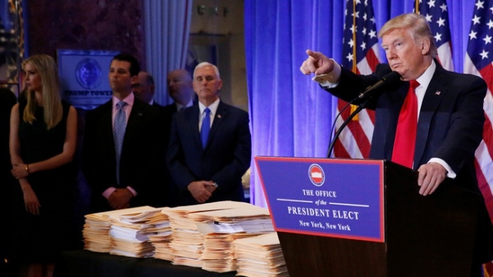 La CNN responde a las acusaciones de Trump de publicar "noticias falsas" y se distancia de BuzzFeed