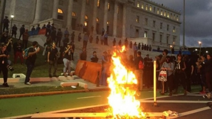 Video: Universitarios piden becas, pero queman la bandera de Estados Unidos en el capitolio  