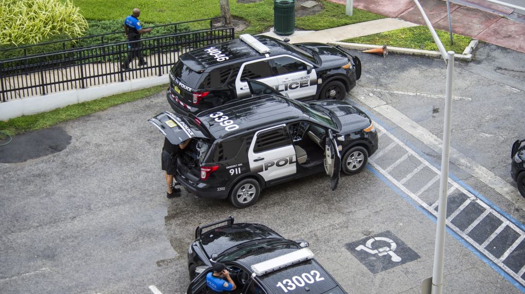  Suspenden a polic&iacute;a que ofreci&oacute; puesto a agresores de manifestante de 75 a&ntilde;os 