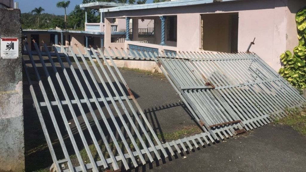  En penumbra y escombros hogar de ancianos y comunidad en Toa Alta 