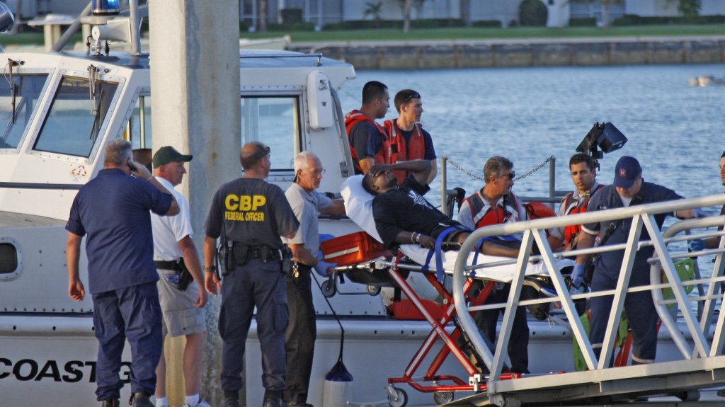  El piloto de un bote con migrantes averiado en el mar es condenado en Florida 