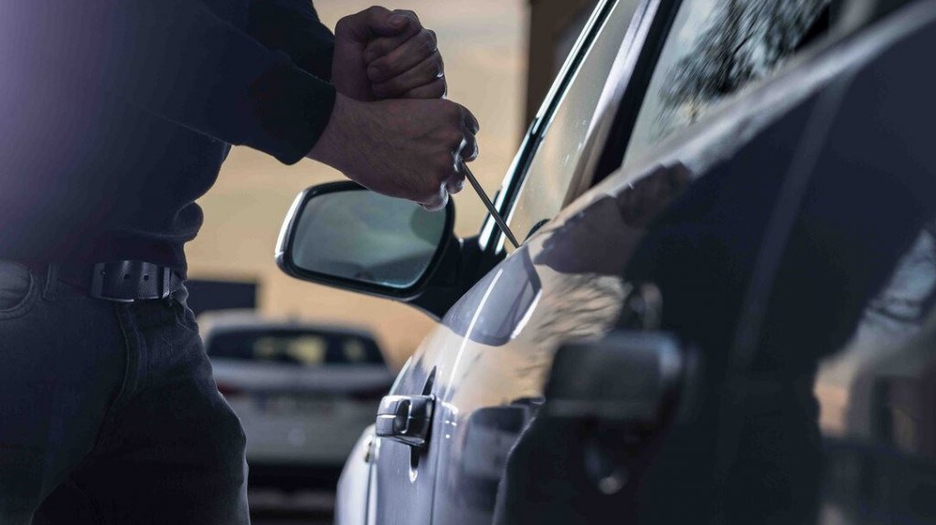  Hurtan un bolso con miles de d&oacute;lares en efectivo de un auto 