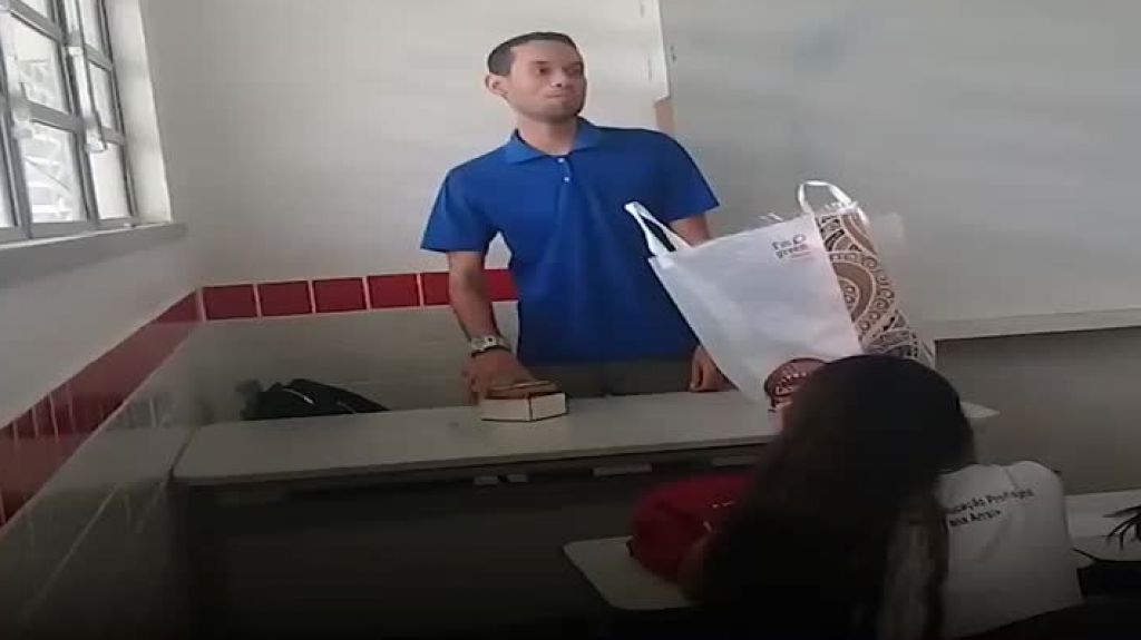  Video: Estudiantes en Brasil hacen llorar a su profesor al organizar rifa para pagar sus deudas 