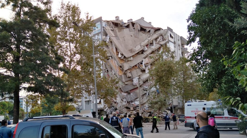  VIDEO: Captan el momento en que un edificio residencial se derrumba en Turqu&iacute;a tras el terremoto en el mar Egeo 