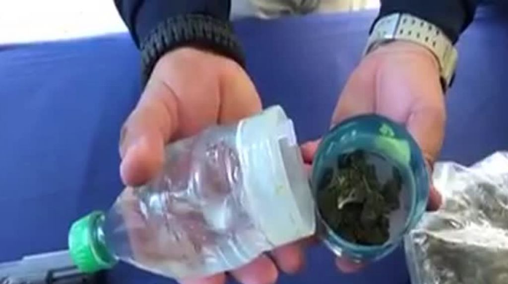  Video: Polic&iacute;a muestra como esconden marihuana en las botellas de agua 