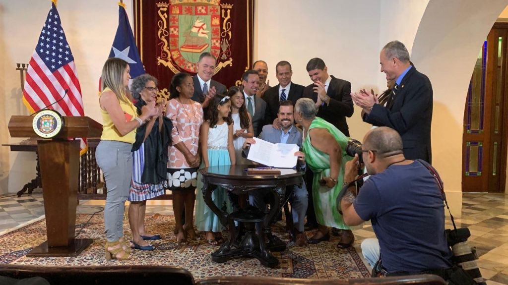  Gobernador firma medida en beneficio del desarrollo econ&oacute;mico de la Pen&iacute;nsula de Cantera 