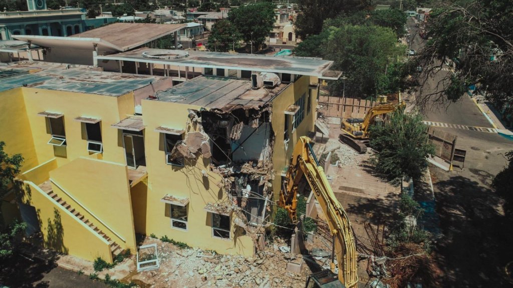 Inicia la demolición de la antigua alcaldía de Guánica afectada por terremotos 