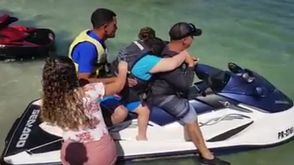  Video: Policías en Salinas cumplen el sueño de dar una “vueltita” en jetsky a una niña discapacitada 