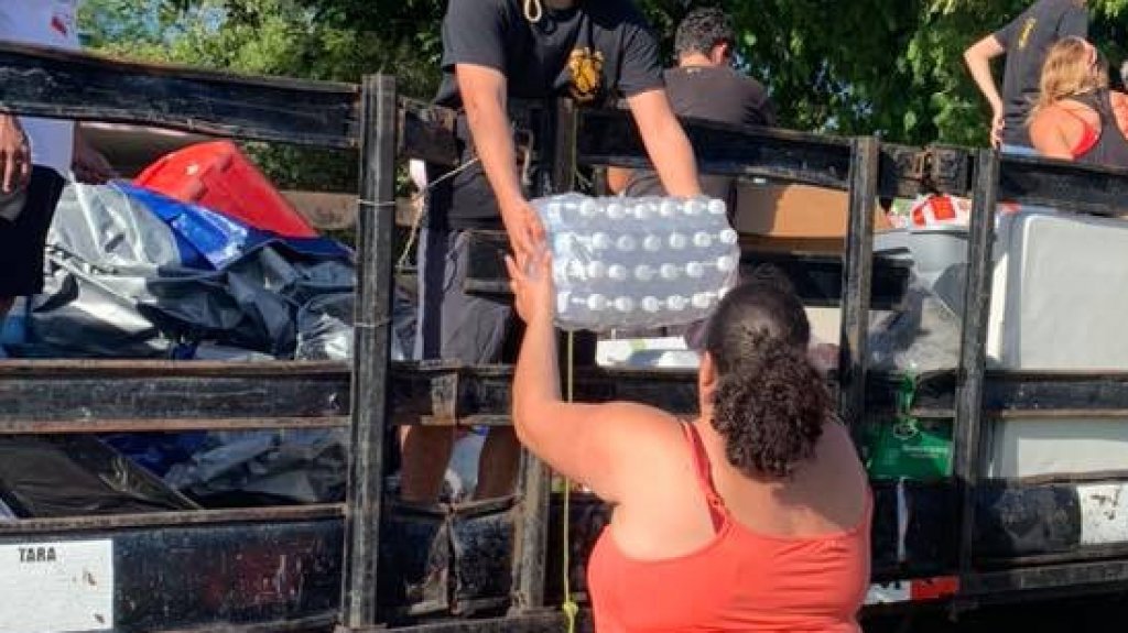  J&oacute;venes llevan compras de supermercado gratis a las personas que se les hace dif&iacute;cil salir de sus casas por la pandemia 
