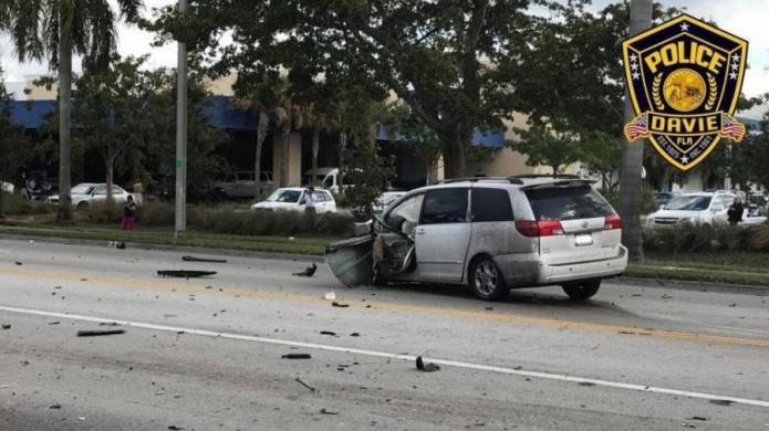 Tras chocar, vehÃ­culo "vuela" hasta el departamento de PolicÃ­a en Florida