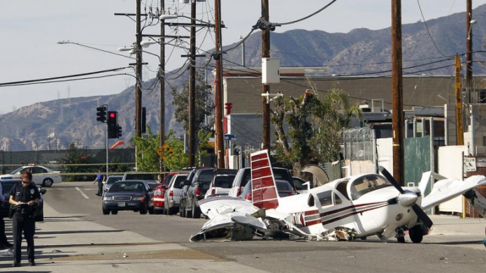 Piloto sale ileso tras aterrizaje forzoso en Los Ãngeles