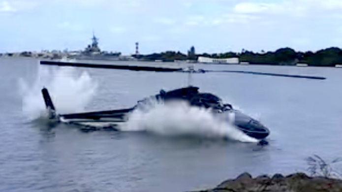 Video: DramÃ¡tico accidente de un helicÃ³ptero en Pearl Harbor