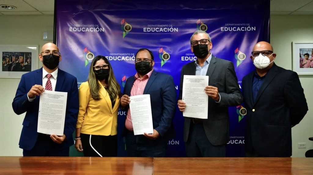  Firman acuerdo colaborativo que permitir&aacute; a &ldquo;seniors&rdquo; tener su primera oportunidad de empleo 