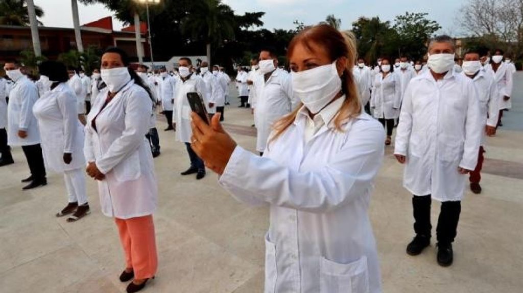  Cuba env&iacute;a m&aacute;s de 200 sanitarios a Sud&aacute;frica para combatir la COVID-19 
