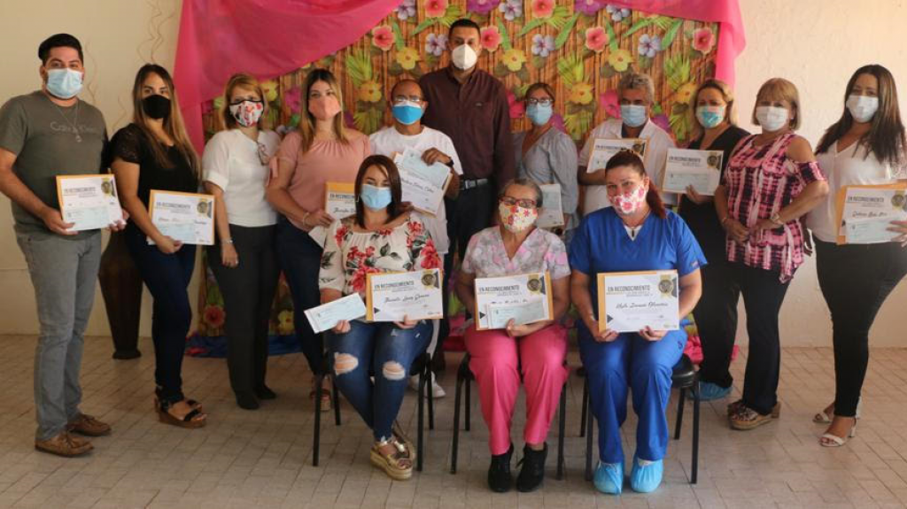  Camuy entrega incentivo a enfermeros municipales 