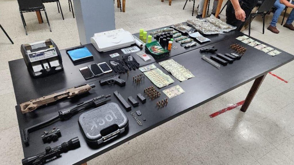  Armas y varias libras de marihuana ocupadas a joven de 21 a&ntilde;os en Carolina 