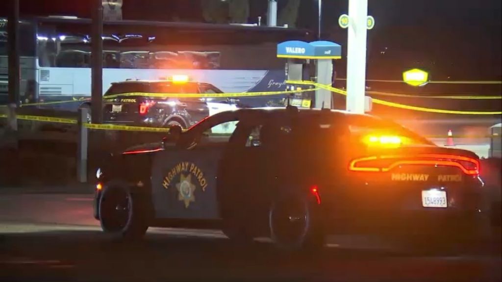  Hombre mata a un pasajero y hiere a 5 en un autob&uacute;s en California 