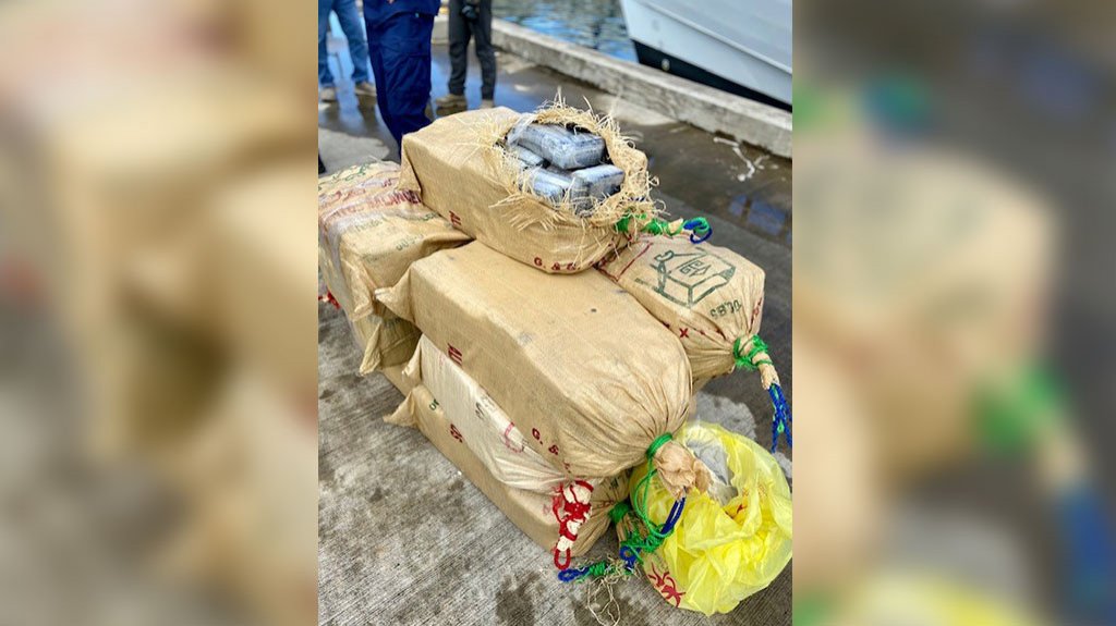  Interceptan yola con 370 kilos de coca&iacute;na frente a las costas de Arecibo 