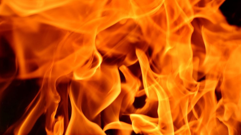  Incendian veh&iacute;culo en Arecibo 