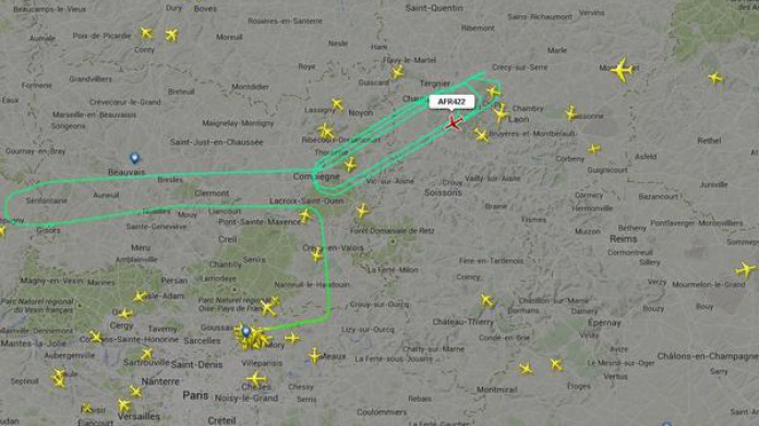 Un vuelo de ParÃ­s a BogotÃ¡ estÃ¡ sobrevolando ParÃ­s por problemas con un motor