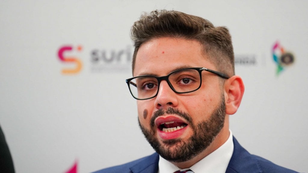  Renuncia el secretario de hacienda 