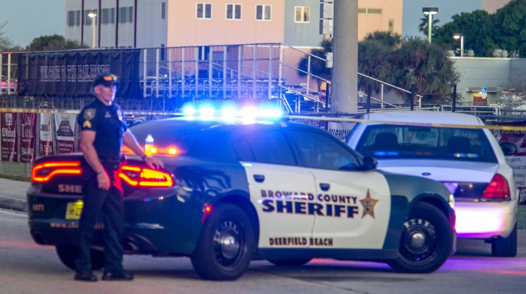  Suspenden instalaci&oacute;n de detector de metales en escuela escenario de matanza 