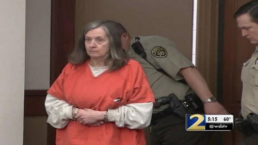  Abuela le dijo a sus nietos que esperaran en la camioneta. Despu&eacute;s mat&oacute; a su nuera de cuatro balazos 