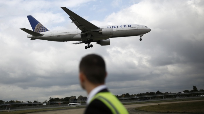 VIDEO: Pasajeros descubren una fuga de combustible en un vuelo de United Airlines