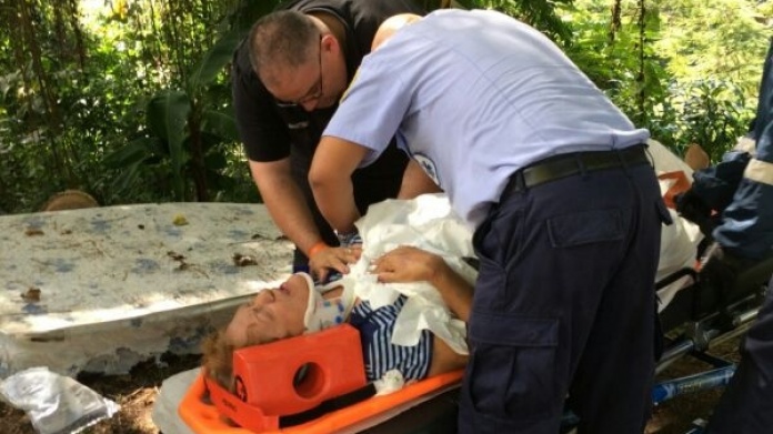 SE ACCIDENTAN TRES ANCIANOS EN CARRETERA DE MAYAGUEZ AL CAER EN PRECIPICIO 