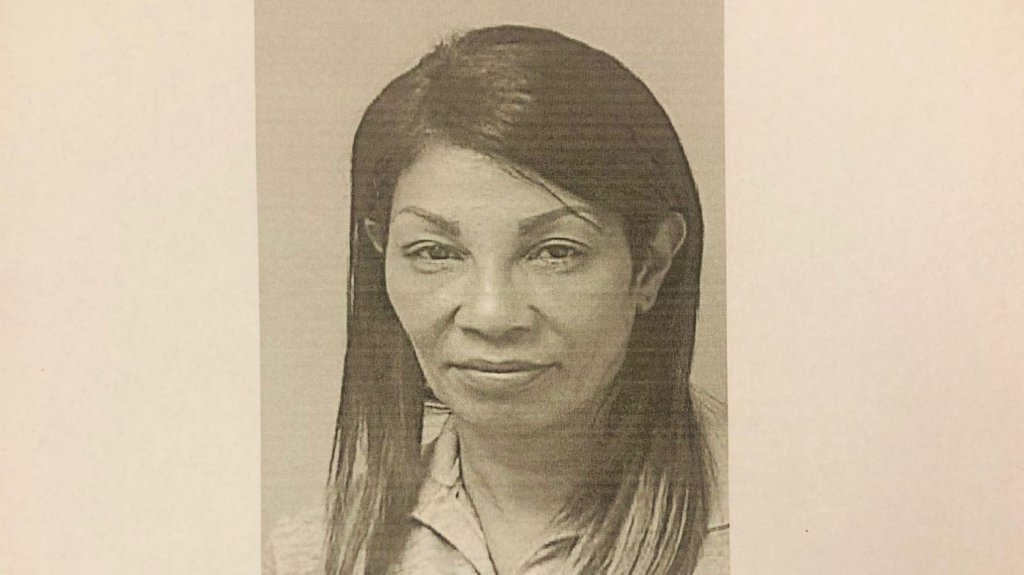  Radican cargos a mujer que le apunto con una pistola a otra mujer y a una menor de edad 