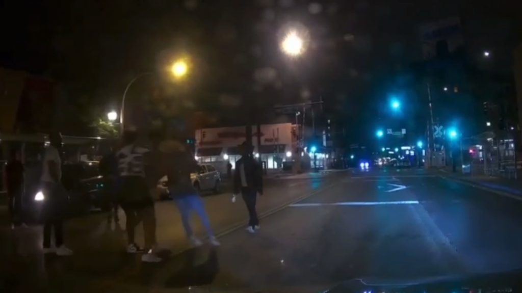  Video viral: Peleaban en medio de la carretera y un vehículo “se los lleva enredaoo” 