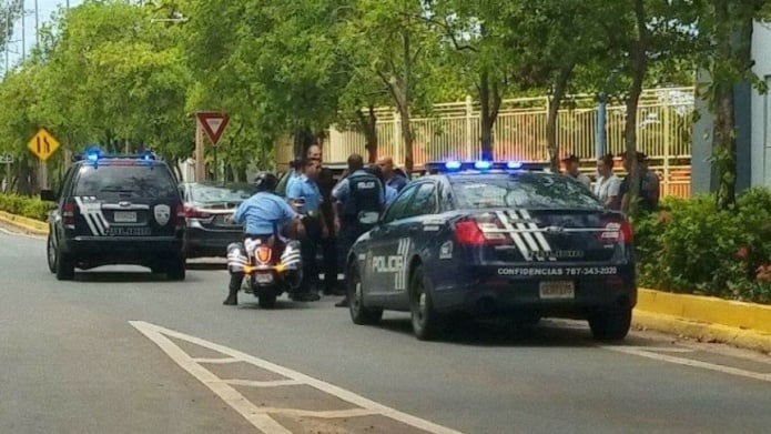 Video: Taxista En San Juan rompe cristal de conductora de Uber con turistas a bordo 