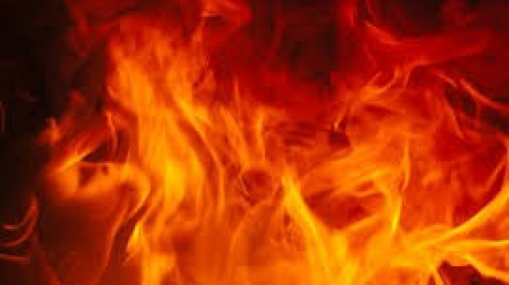  Reportan incendio de un vehículo en Santa Isabel 