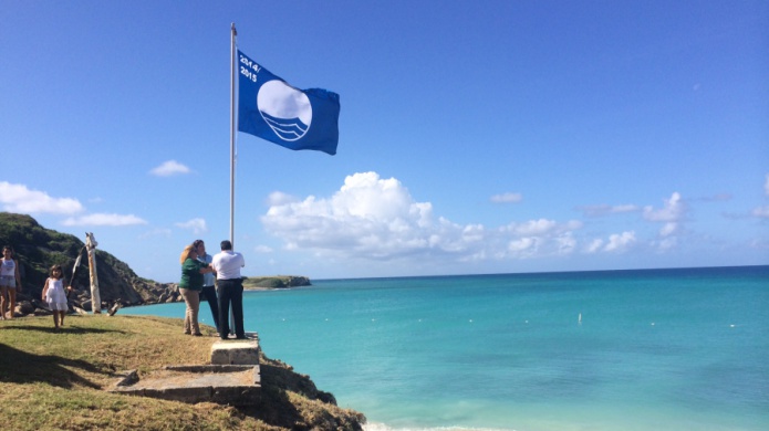 Ondea bandera azul en Caja de Muertos