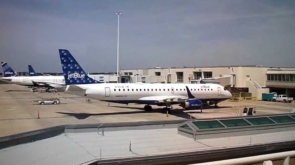  Un avi&oacute;n aterriza de emergencia en Orlando al reportarse humo en la cabina 