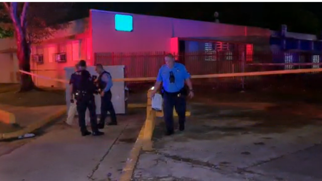 Video: Asesinan de varios disparos a hombre en residencial de Carolina 