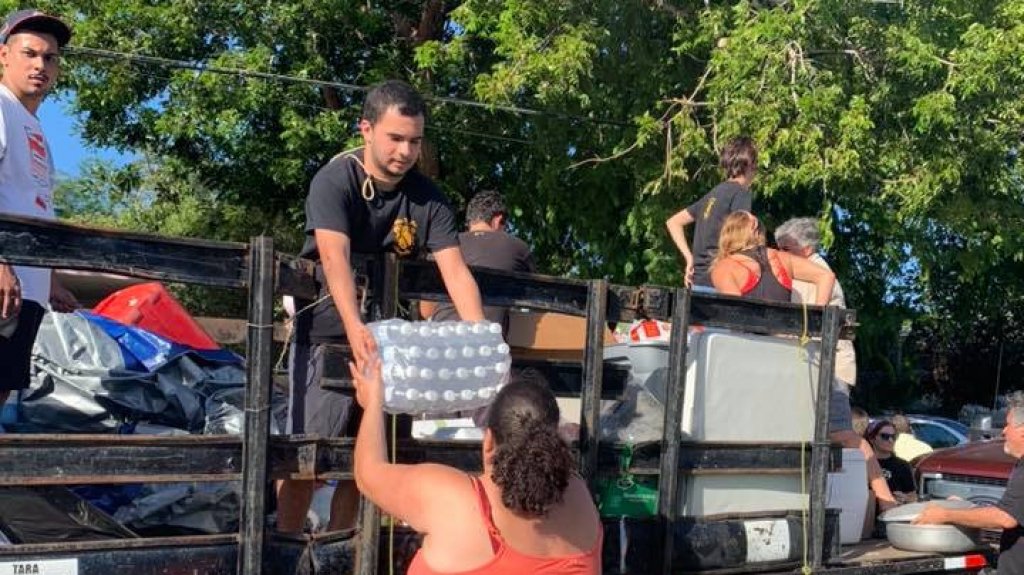  J&oacute;venes llevan compras de supermercado gratis a las personas que se les hace dif&iacute;cil salir de sus casas por la pandemia 