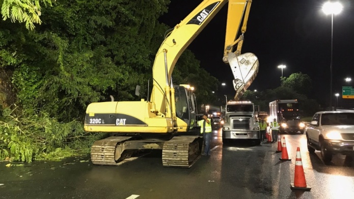 Video del derrumbe y el tapÃ³n en expreso de San Juan a BayamÃ³n 