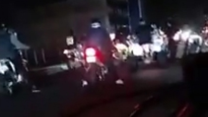 Video: Corredores de "Four Track" le ganan otra a la policÃ­a, se tiran a la calle y no habÃ­a un plan 