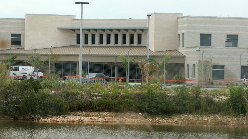  Alertan de aumento de los casos de coronavirus en centro de detenci&oacute;n en California 