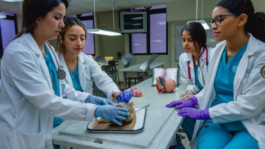  Adelantan graduaci&oacute;n para 59 estudiantes de medicina 