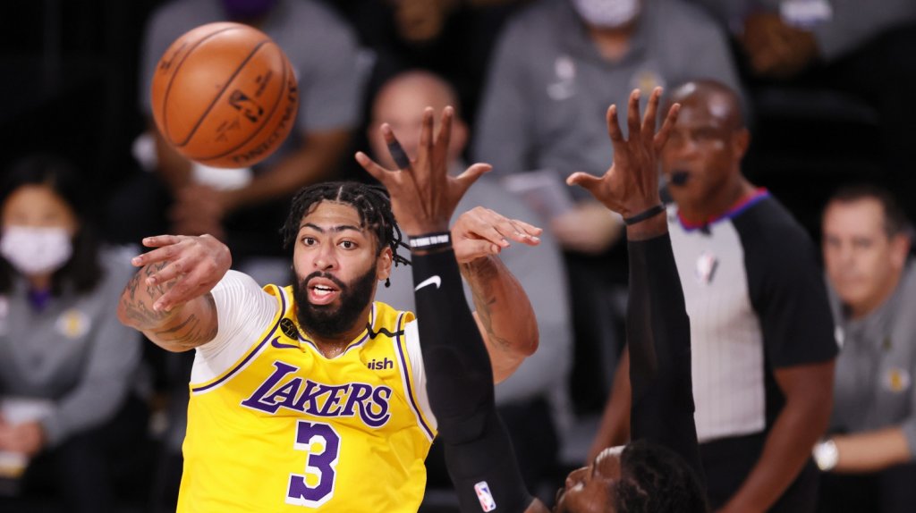  James y Davis ponen a los Lakers a un triunfo del t&iacute;tulo de campeones 