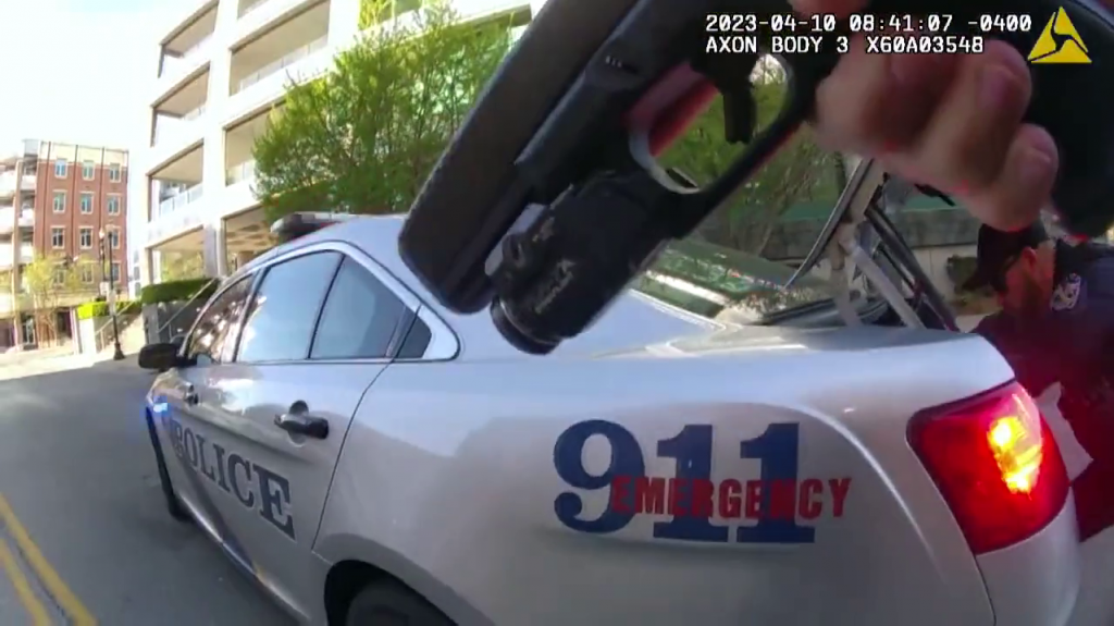  Impactante video revela enfrentamiento entre policías y autor de tiroteo en banco de Louisville 