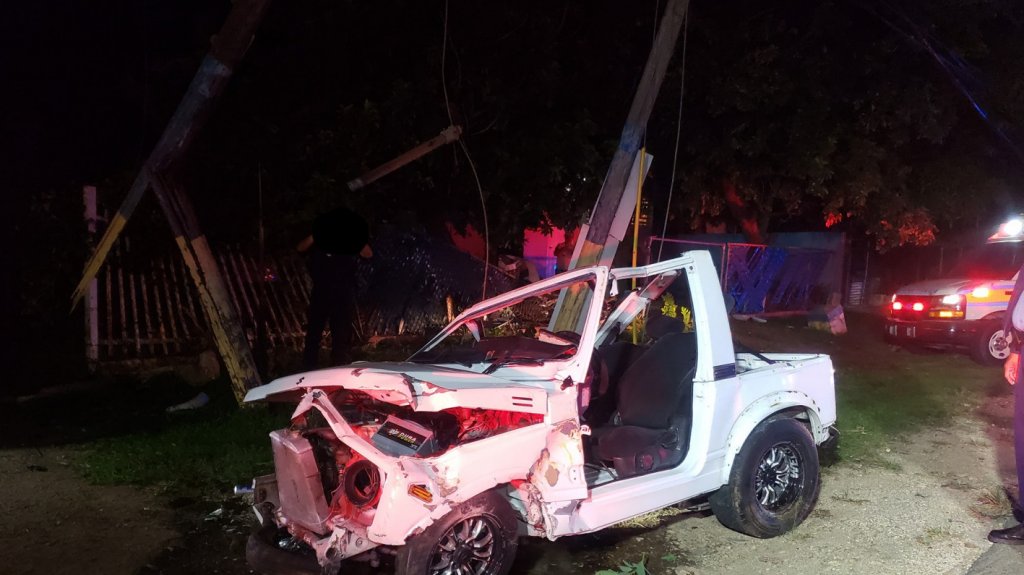  Fotos: Pasajero de un Jeep en sale expulsado luego que conductor choca con un poste en aguadilla 