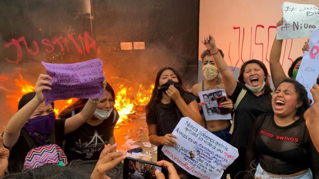  Video: Polic&iacute;a reprime con disparos protesta feminista en Canc&uacute;n dejando heridos 