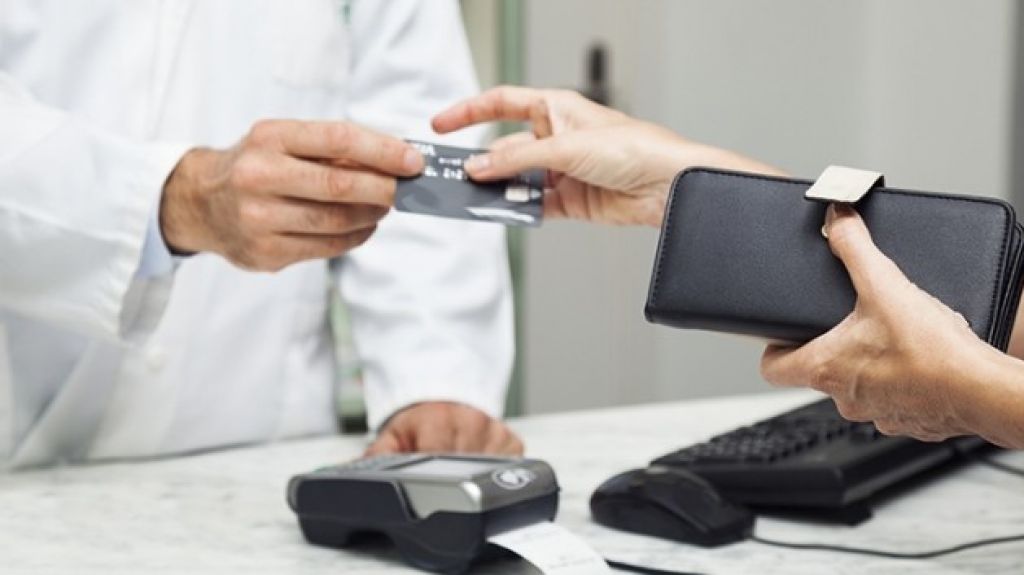  Medida prohibir&iacute;a m&eacute;dicos cobren a pacientes en efectivo si tienen m&aacute;s de un plan de salud 