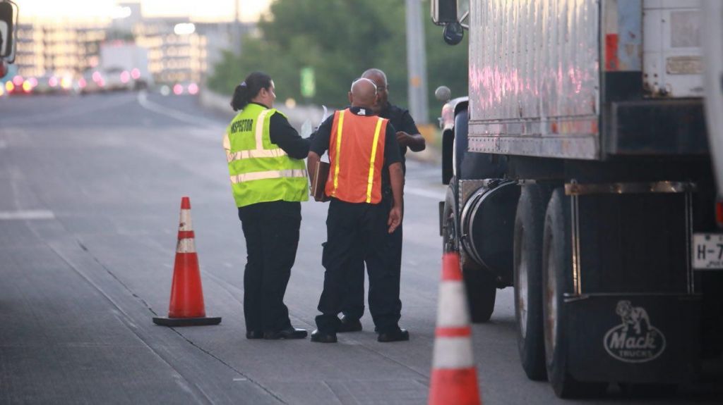 Realizan operativo para verificar que camioneros cumplan con la ley 