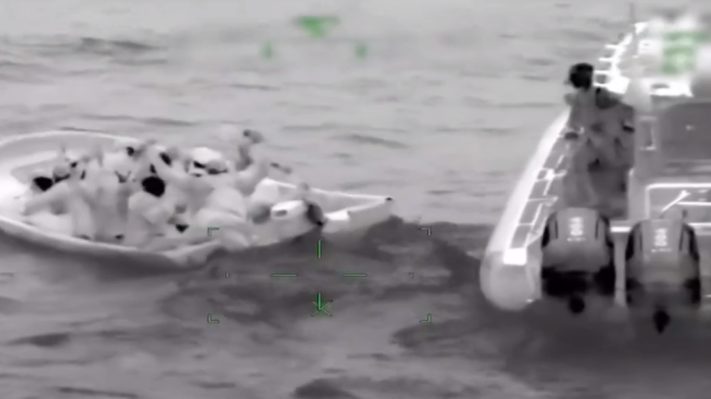  Publican vídeos de momento en que federales intervienen con embarcación de inmigrantes cerca de Cabo Rojo 